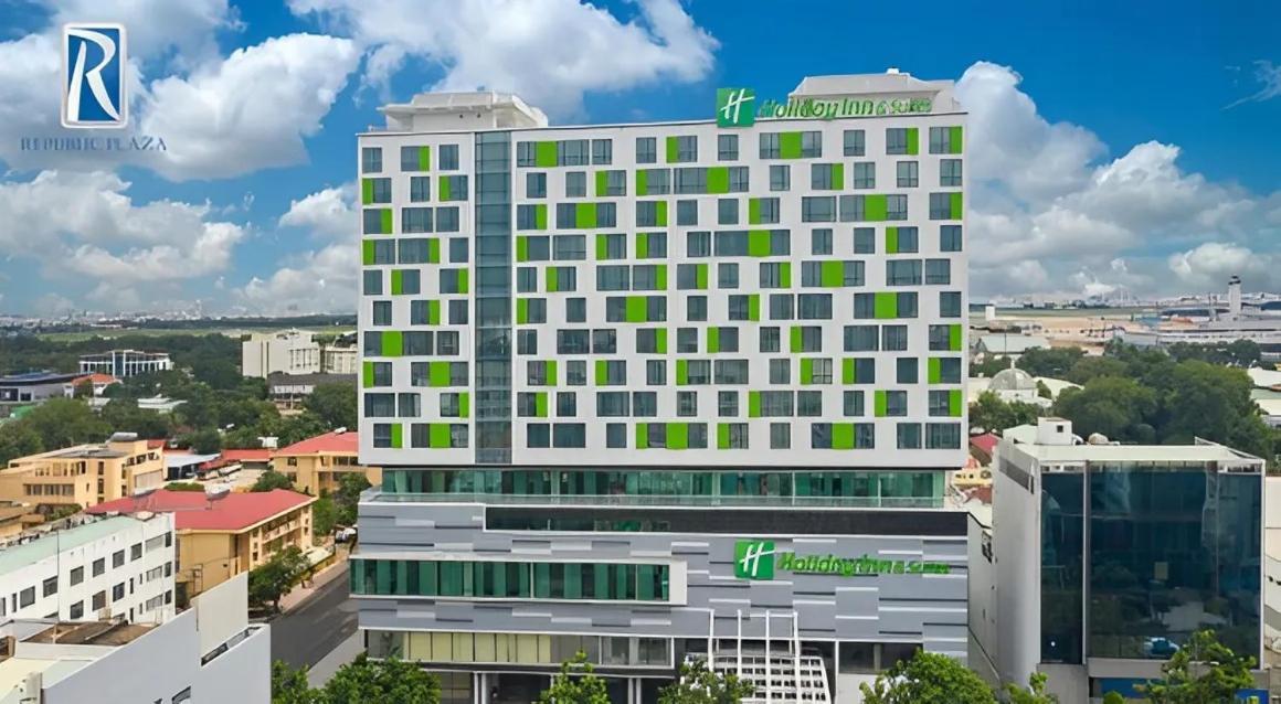 Khách sạn hẻo lánh Republic Plaza *
